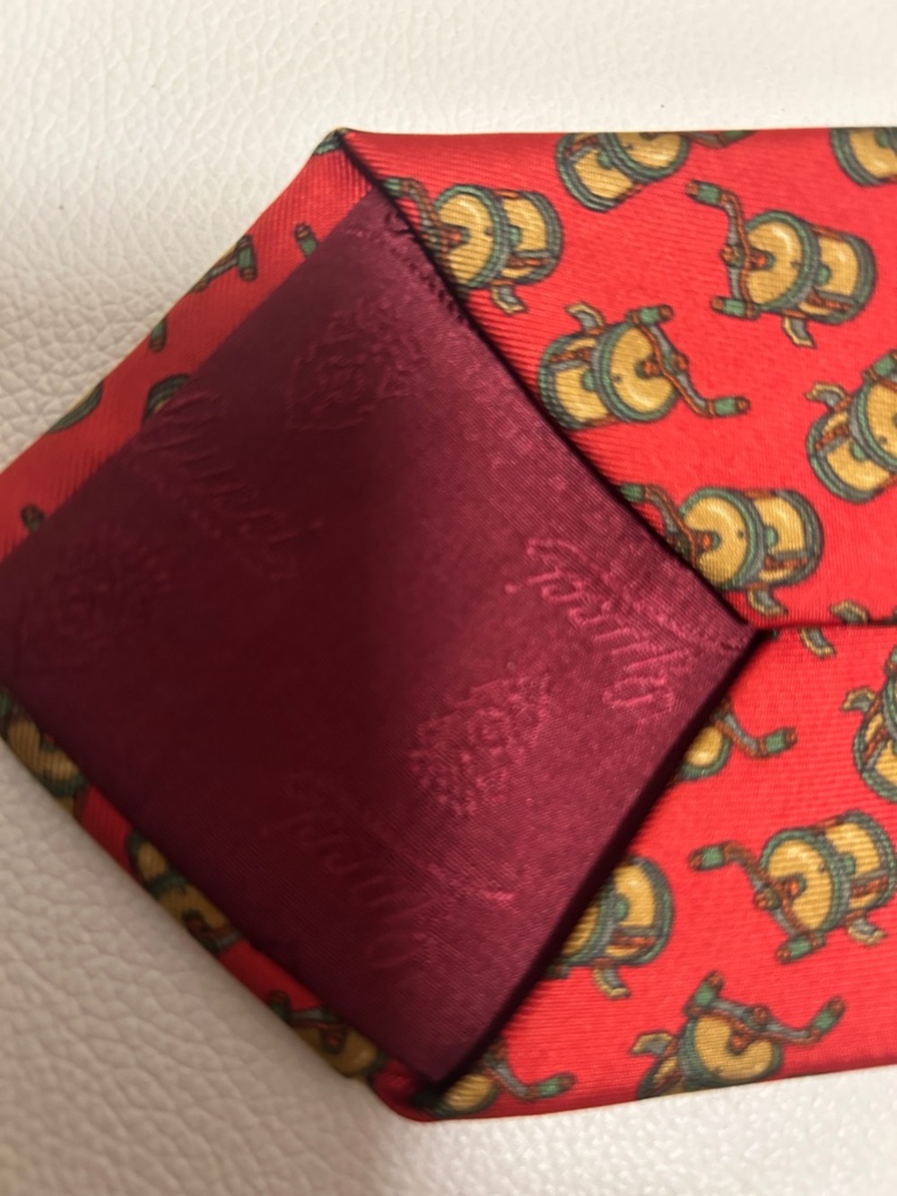 GUCCI Red Patterned Necktie with LOVE Pin - Picture 5 of 14